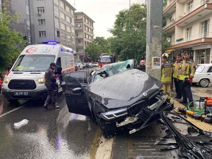 Ankarada feci kaza: Otomobil direğe çarptı 1 ölü, 4 yaralı...