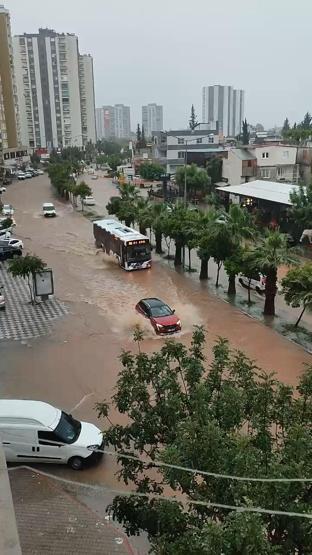Adanada sağanak yolları göle çevirdi, ağaçları devirdi... Meteorolojiden bir uyarı daha