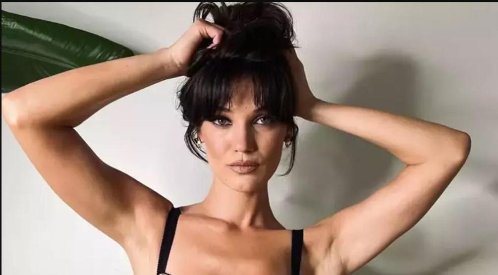 Pınar Deniz iddialı büstiyeri ile göz kamaştırdı