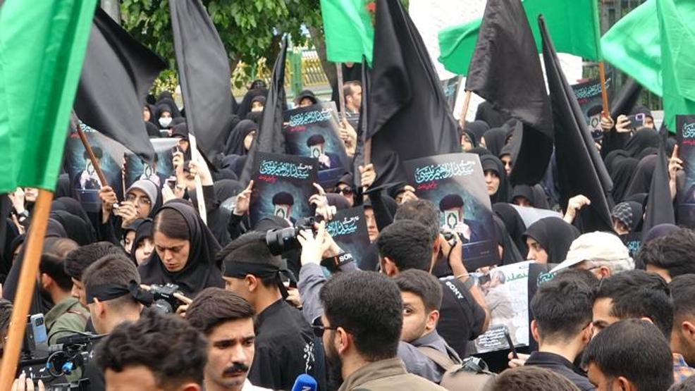 İranlı öğrenciler, Reisi’yi anmak için toplandı