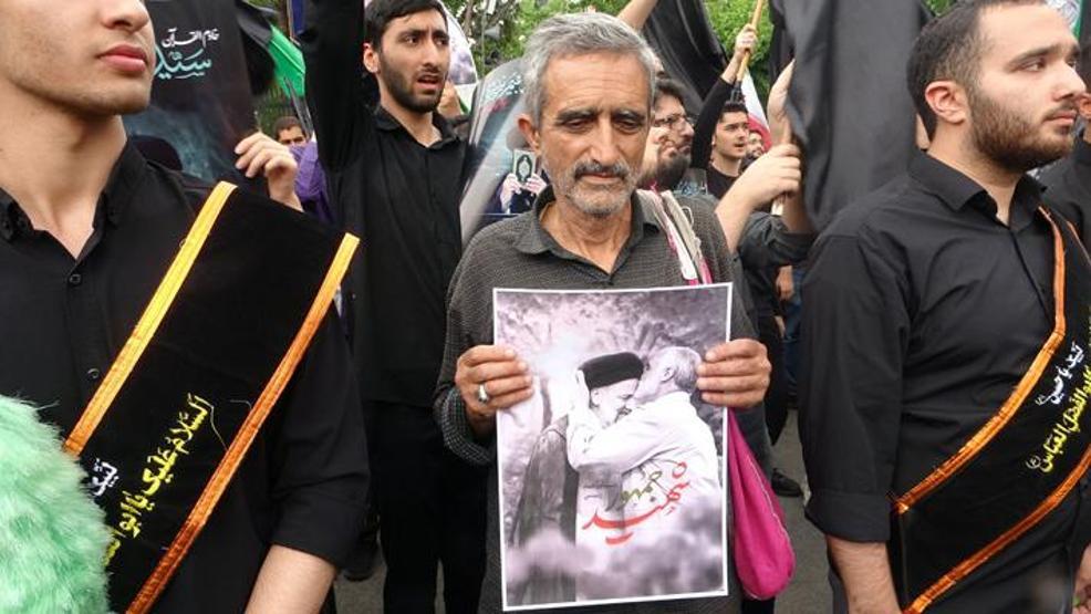 İranlı öğrenciler, Reisi’yi anmak için toplandı