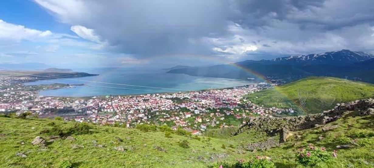 Tatvan’da gökkuşağı renk cümbüşü oluşturdu