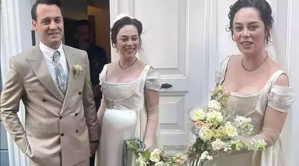 Demet Evgar düğününde giydiği gelinlikle poz verdi