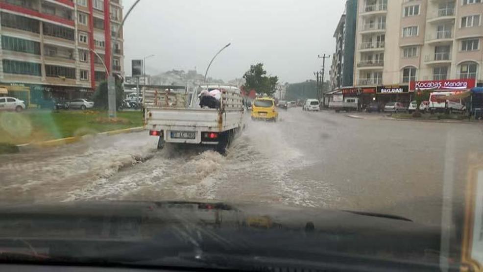 Balıkesirde sağanak; yollar göle döndü