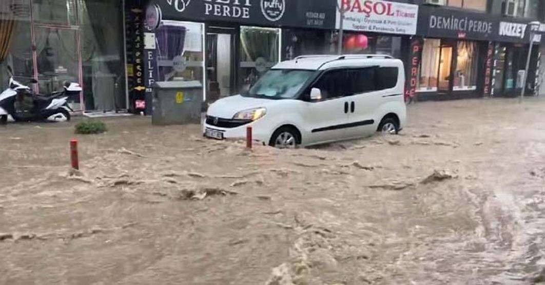 Balıkesirde sağanak; yollar göle döndü