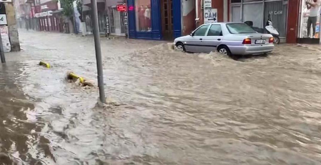 Balıkesirde sağanak; yollar göle döndü