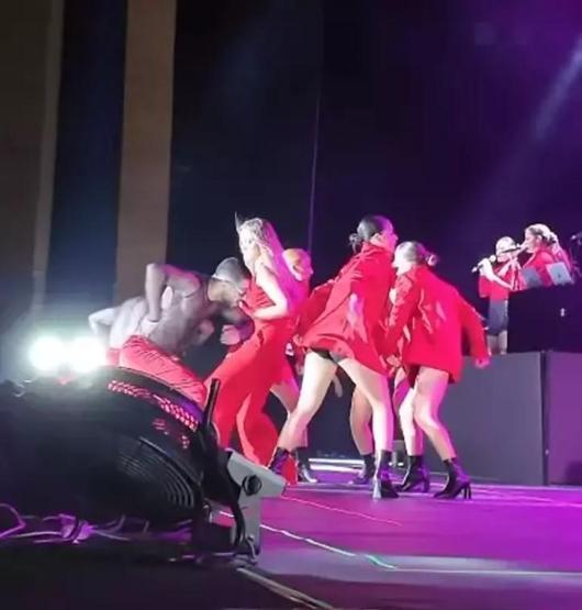 Hadise sahnede halay çekti