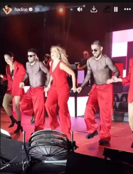 Hadise sahnede halay çekti