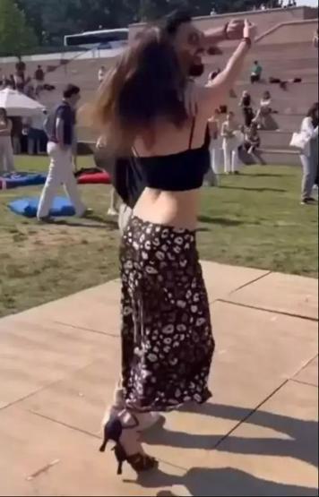 Melis Sezenden ayna karşısında dans şov