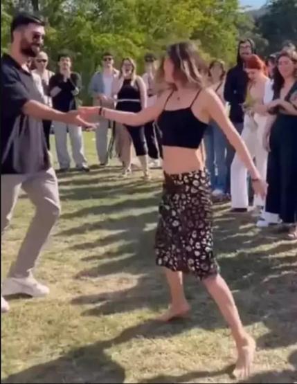 Melis Sezenden ayna karşısında dans şov