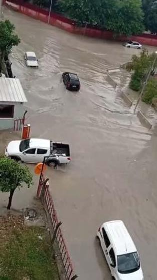 Adanada sağanak Cadde ve sokaklar suyla doldu