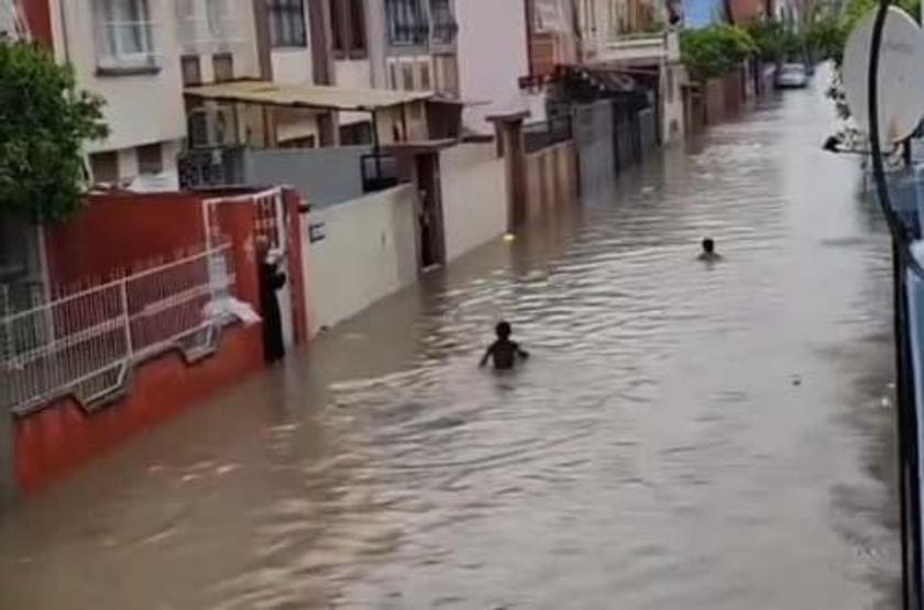 Adanada sağanak Cadde ve sokaklar suyla doldu