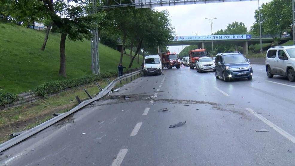 İstanbulda can pazarı Kamyonet işçi servisine çarptı: 5 yaralı