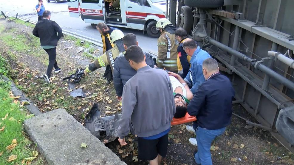 İstanbulda can pazarı Kamyonet işçi servisine çarptı: 5 yaralı