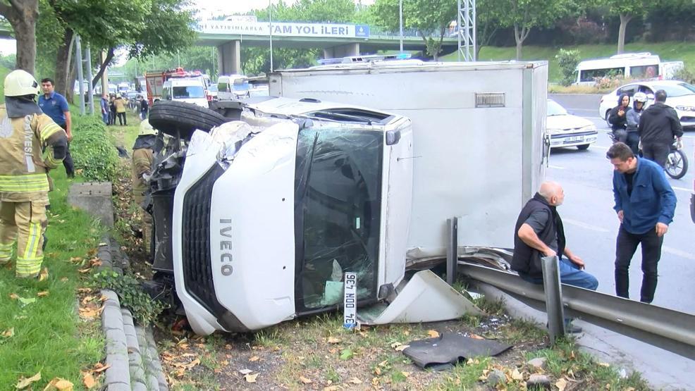 İstanbulda can pazarı Kamyonet işçi servisine çarptı: 5 yaralı
