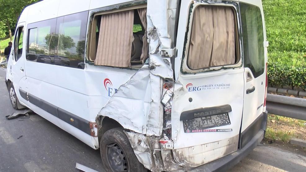 İstanbulda can pazarı Kamyonet işçi servisine çarptı: 5 yaralı