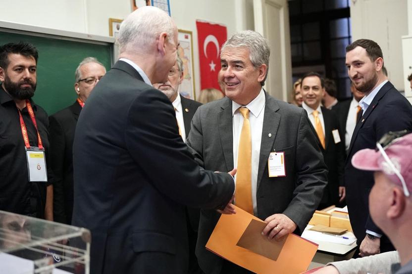 Dursun Özbek ve Süheyl Batum aynı sandıkta oy kullandı