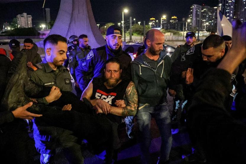 Tel Avivde on binlerce İsrailli yine sokaklara indi