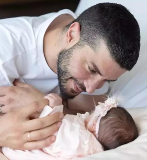 Yıldız Çağrı Atiksoy ve Berk Oktaydan kızları ile ilk aile pozu