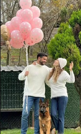 Yıldız Çağrı Atiksoy ve Berk Oktaydan kızları ile ilk aile pozu