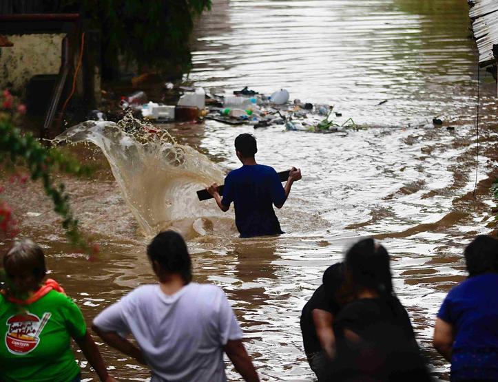 Filipinleri Aghon Tayfunu vurdu: 3 ölü