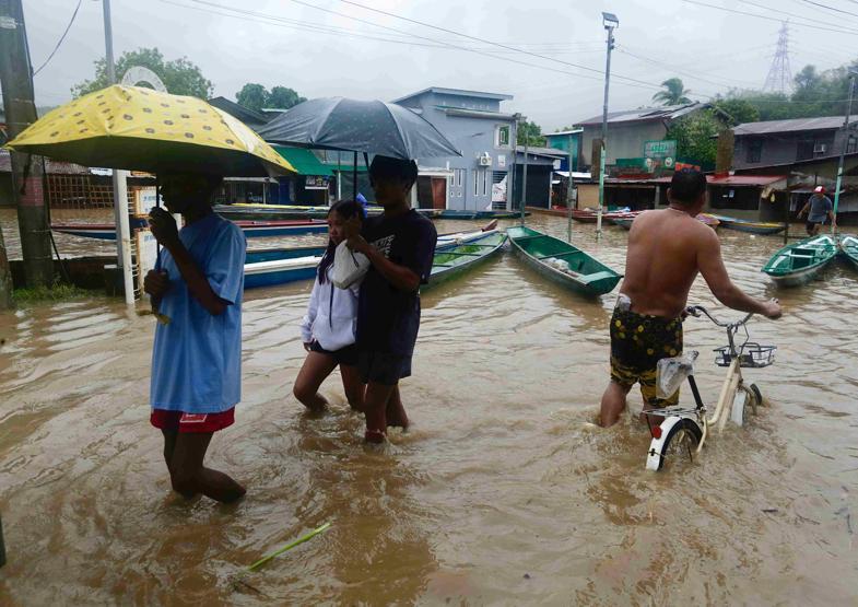 Filipinleri Aghon Tayfunu vurdu: 3 ölü