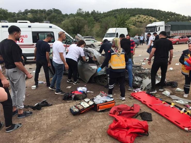 Adıyamanda korkunç kaza 2 ölü, 3 yaralı