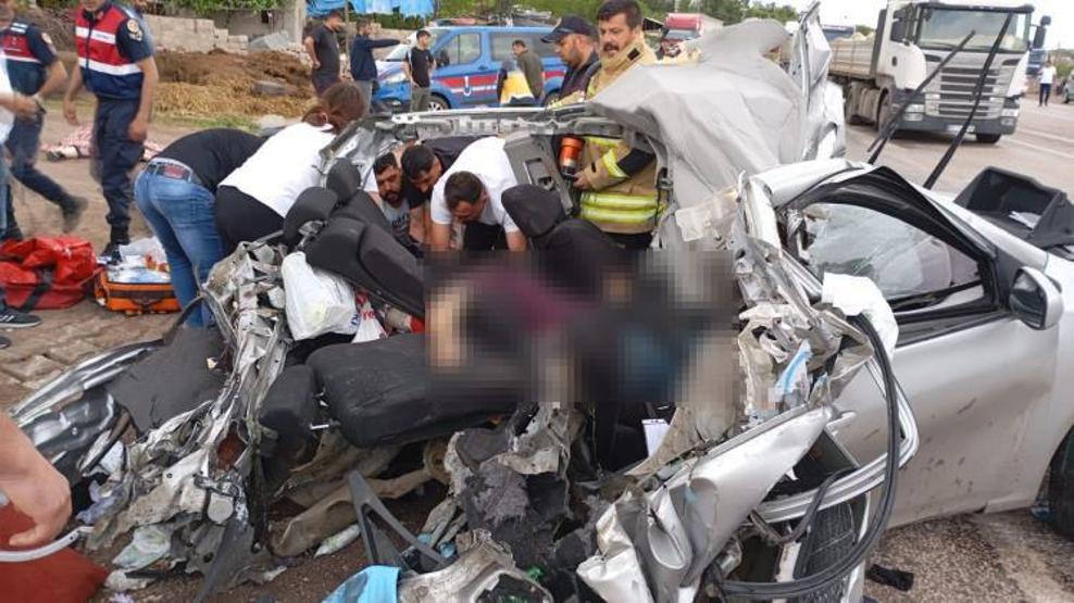 Adıyamanda korkunç kaza 2 ölü, 3 yaralı