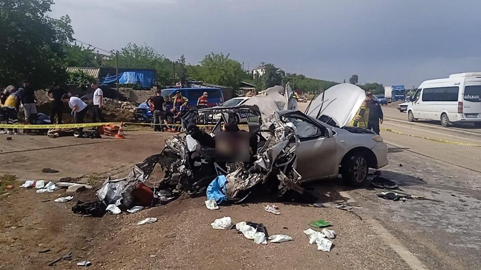 Adıyamanda korkunç kaza 2 ölü, 3 yaralı