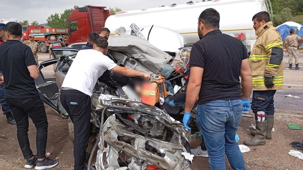 Adıyamanda korkunç kaza 2 ölü, 3 yaralı