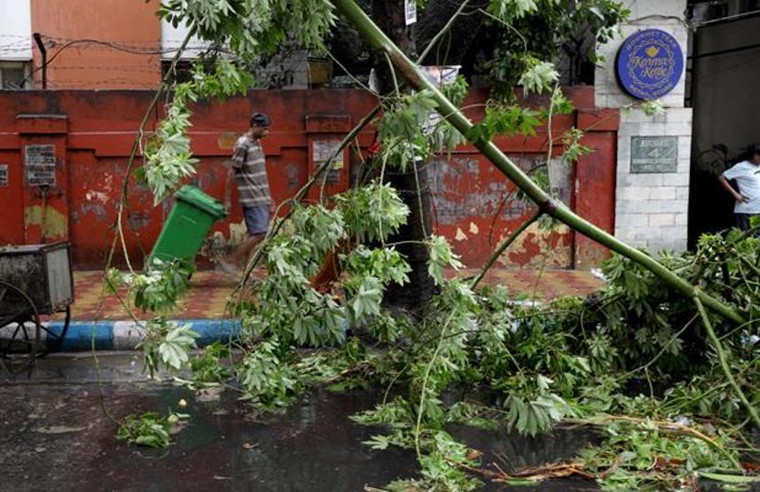 Hindistan ve Bangladeş’i Remal Tropikal Kasırgası vurdu: 16 ölü