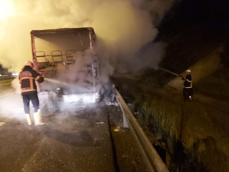 Seyir halindeki yolcu otobüsü alev alev yandı