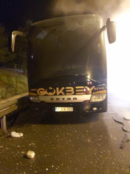 Seyir halindeki yolcu otobüsü alev alev yandı