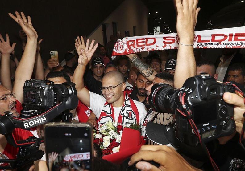 Alex De Souza, yeniden Türkiye’de