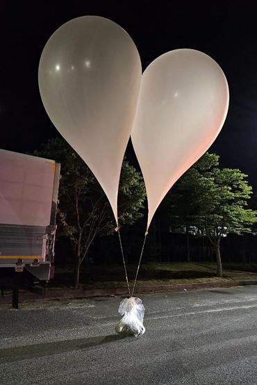 Çöpünü balonla komşu ülkeye attı