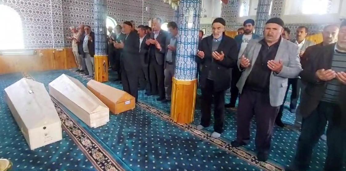 Gözyaşları sel oldu... Baba kurbanı 3 kardeş yan yana toprağa verildi