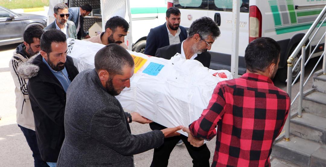 Gözyaşları sel oldu... Baba kurbanı 3 kardeş yan yana toprağa verildi