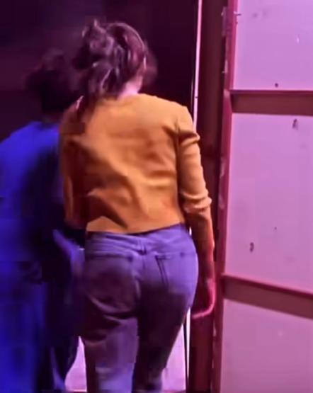 Sosyal medyayı salladı İnci Tanelerinin Dilberi Hazar Ergüçlü izleyicileri selamlamaya dans ederek çıktı