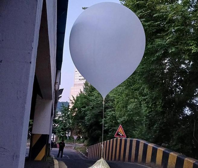 Kuzey Kore yine çöpünü komşuya attı: 600 balon gönderdi