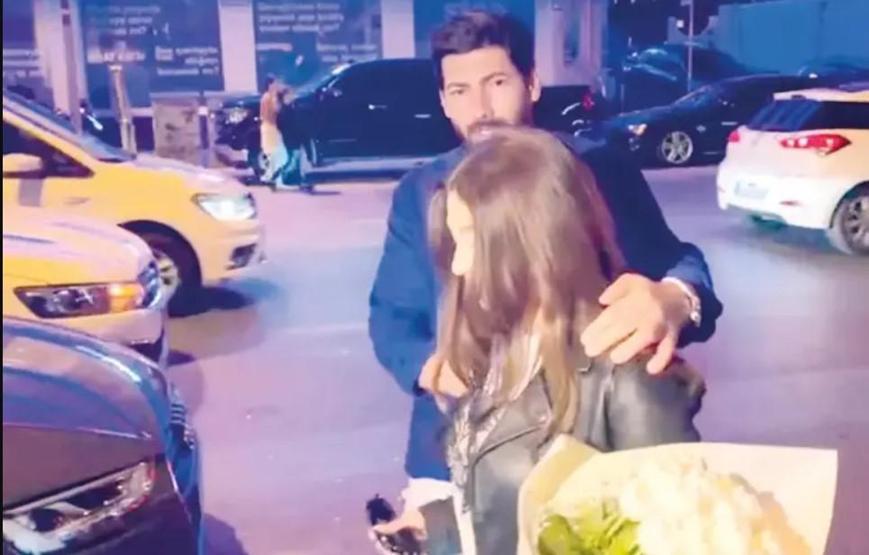 Bebekte panik anları Ellerindeki güllerle dikkat çekti