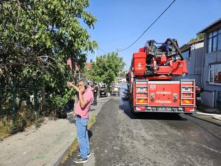 Alevler bir anda yükseldi: Yaşlı kadını komşusu kurtardı