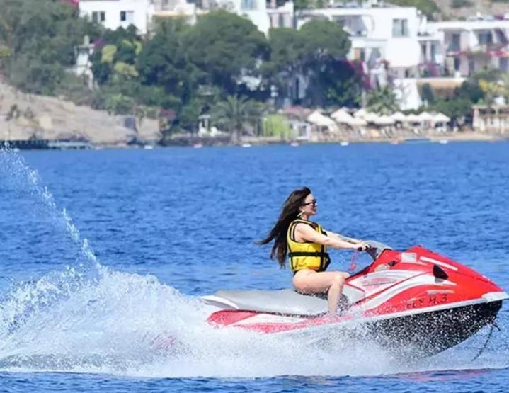 Selen Görgüzel tatil sezonunu Bodrumda açtı Jet-ski şov