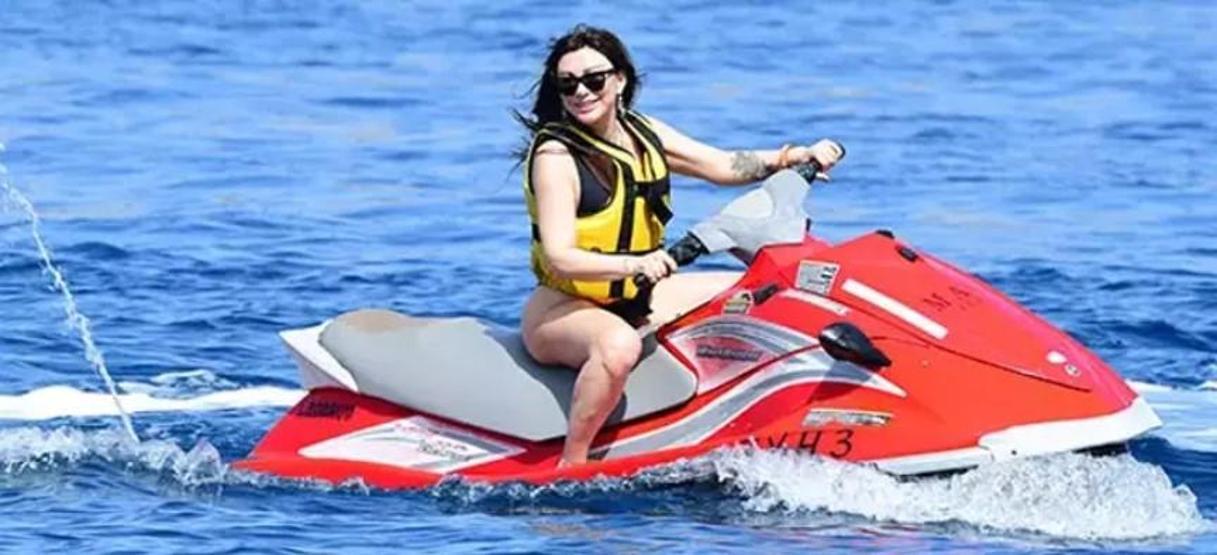 Selen Görgüzel tatil sezonunu Bodrumda açtı Jet-ski şov