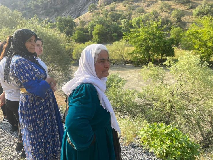 Otomobil, Zap Suyuna uçtu Boğulma tehlikesi geçiren çift kurtarıldı