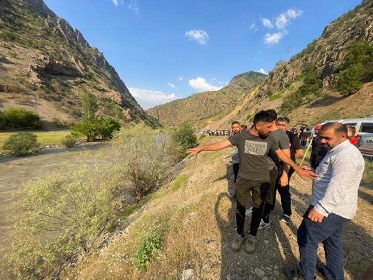 Otomobil, Zap Suyuna uçtu Boğulma tehlikesi geçiren çift kurtarıldı