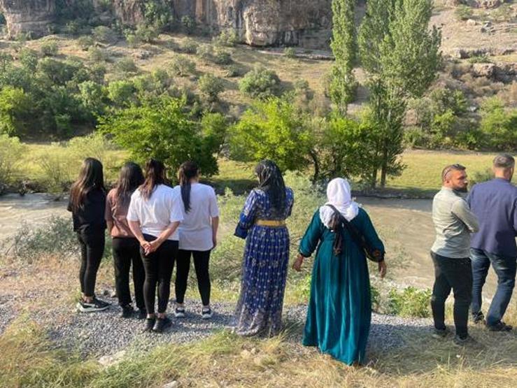 Otomobil, Zap Suyuna uçtu Boğulma tehlikesi geçiren çift kurtarıldı