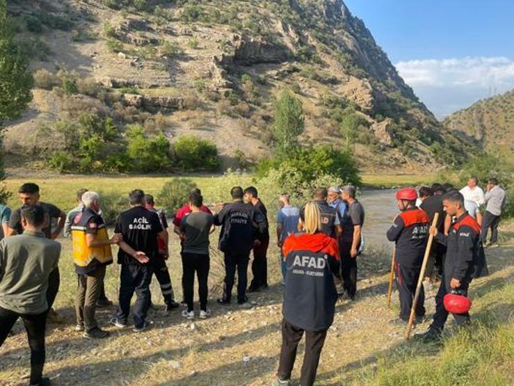 Otomobil, Zap Suyuna uçtu Boğulma tehlikesi geçiren çift kurtarıldı