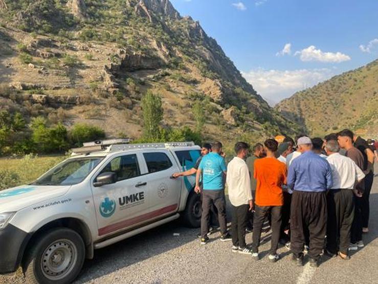 Otomobil, Zap Suyuna uçtu Boğulma tehlikesi geçiren çift kurtarıldı