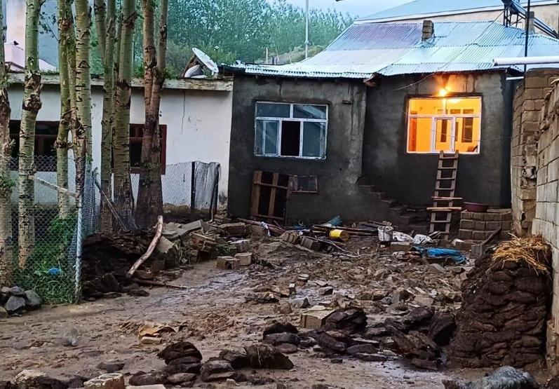 Vanda sağanak sele döndü 52 hayvan telef oldu, 10 ev hasar gördü