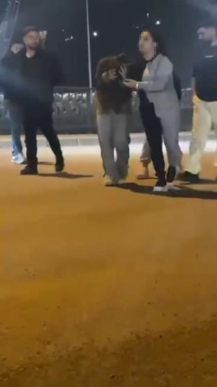 Kadın maganda genç kızlara dehşeti yaşattı: Körfezin çocuklarından uzak duracaksın